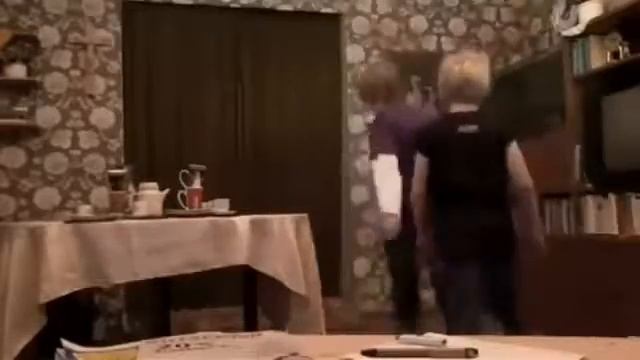 Как разнести комнату за 13 секунд , фокус который закончился непонятно чем ... смотреть онлайн