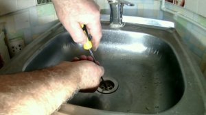 Самый дешёвый и простой, отлично работающий слив раковины кухни (умывальника). Guru from the USSR