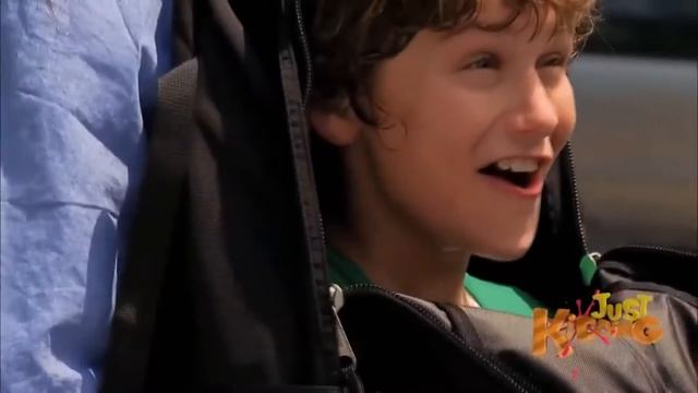 The kid has hidden in a bag and sister scares people - Пацан спрятался в сумке сестры и пугает люде смотреть онлайн