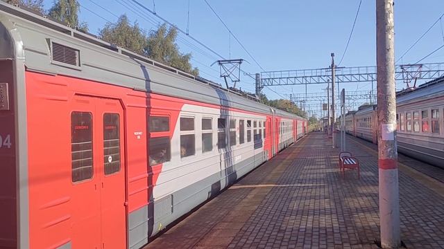 Электричка ЭД4 0014 прибывает на станцию Софрино смотреть онлайн