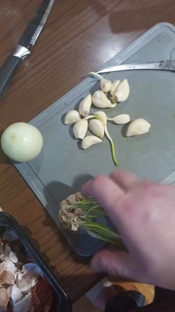 Как приготовить бульон для борща #борщ #бульон #лук #чеснок #зубок #зажарка #варить #луковица смотреть онлайн