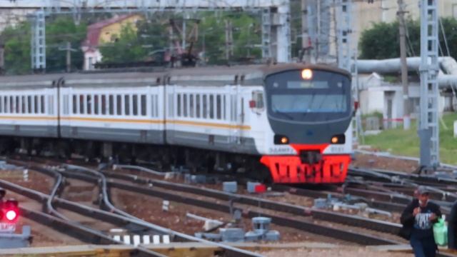 Две ЭД4МКУ в одном кадре: электропоезд ЭД4МКУ-0151 ЦППК станция Москва-Пасс. Киевская 9.06.2021 смотреть онлайн