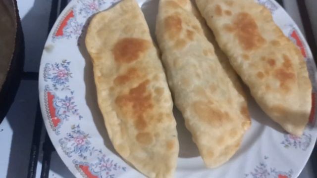 ЧЕБУРЕКИ ЖАРЕНЫЕ ,ЧЕБУРЕКИ СМАЧНЫЕ ! НАЛЕТАЙ РЕБЯТА смотреть онлайн