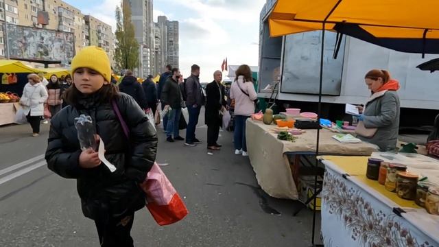 Прогулялся по рынку в Киеве и вот что увидел смотреть онлайн