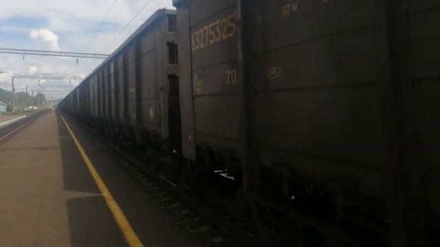 Электровоз ВЛ80Р-1821А/1843 "Боготол" вместе с грузовым составом проезжает станцию "Курагино". смотреть онлайн