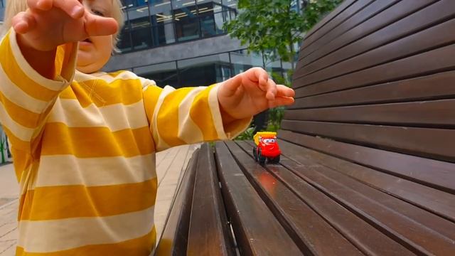 Карл и Бьянка играют в развивающие игрушки МАШИНКИ - Видео для самых маленьких Дада игрушки смотреть онлайн
