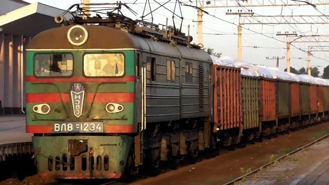 Электровоз ВЛ8М-1234 с грузовым поездом по станции Камянское смотреть онлайн