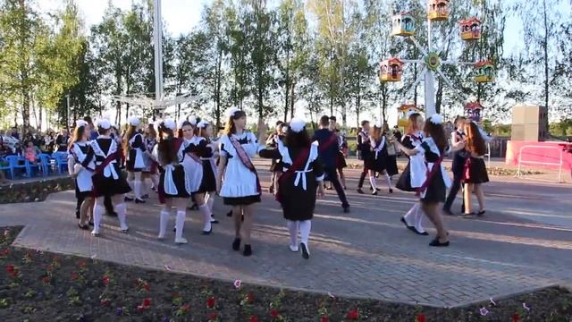 Выпускники танцуют Последний звонок 2018 смотреть онлайн