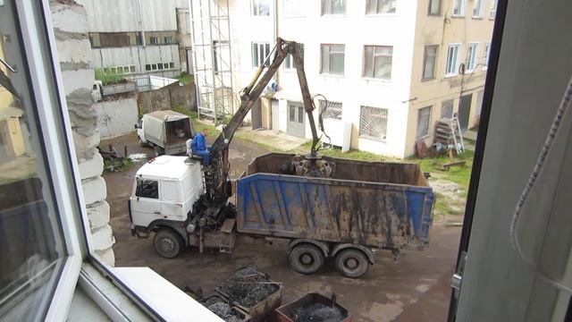 Разгрузка самораскрывающихся контейнеров с металлической стружкой. Грузовик с краном-манипулятором смотреть онлайн