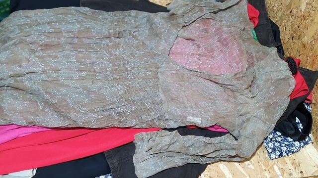 Распаковка мешка сортировки "Платья" на оптовой базе #секонд-хенд и сток #экстрасток смотреть онлайн