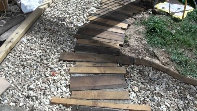 Using timber offcuts to build garden paths and path borders смотреть онлайн