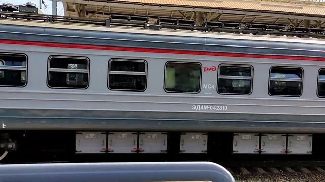 Много людей. Электровоз ВЛ10У-905 следует резервом и электропоезд ЭД4М-0428 прибывает на станцию смотреть онлайн