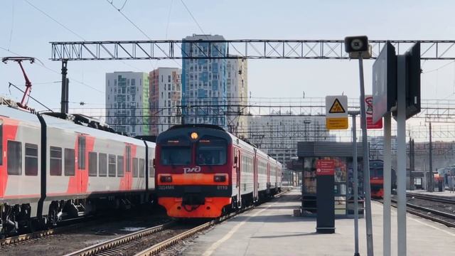Отправление электропоезда ЭД4МК-0110/0117 со станции Екатеринбург-Пассажирский, г. Екатеринбург. смотреть онлайн