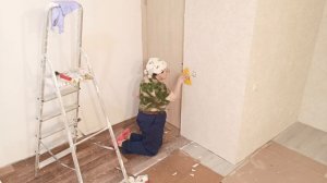 Как поклеить обои вокруг двери