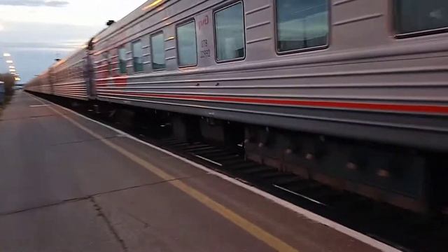 ТЭП70У-013 с поездом 109 Новый Уренгой - Москва отправляется со станции Новый Уренгой смотреть онлайн