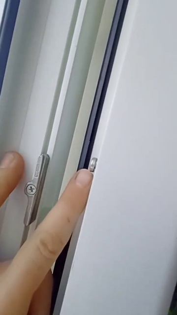 Что делать если при открытии створки что то щелкает? вот что... #секретыоконщика #регулировкаокон смотреть онлайн