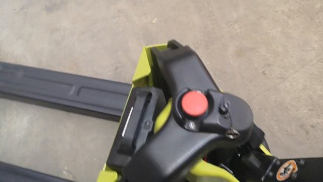 Самый компактный электрический транспортировщик паллет CLARK WPio12 c Li-ion аккумулятором. смотреть онлайн