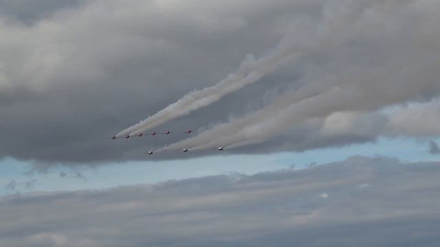 USAF Thunderbirds & RAF Red Arrows combined flypast at RIAT 2017 смотреть онлайн