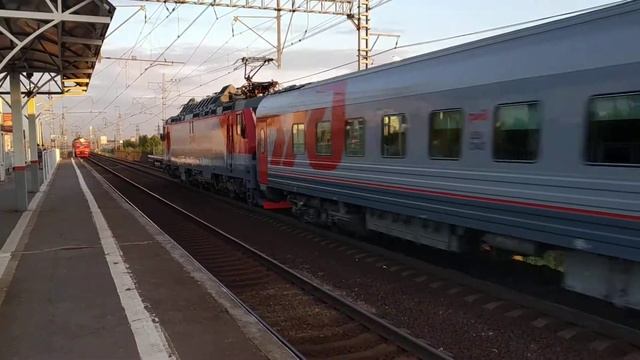 Электровоз ЭП20-009 с пассажирским поездом и электропоезд ЭТ2М-128 смотреть онлайн