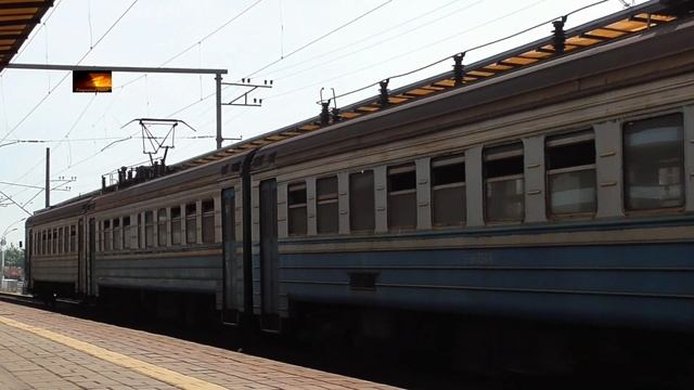 "Городская электричка" электропоезд ЭР9М-539 прибывает и отправляется по о.п.Левый берег смотреть онлайн