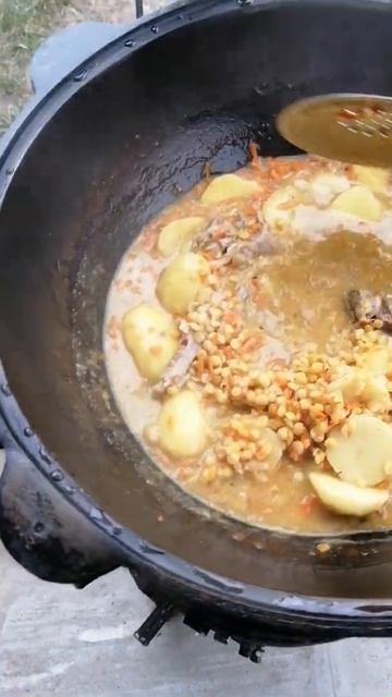 Гороховый суп в казане. смотреть онлайн