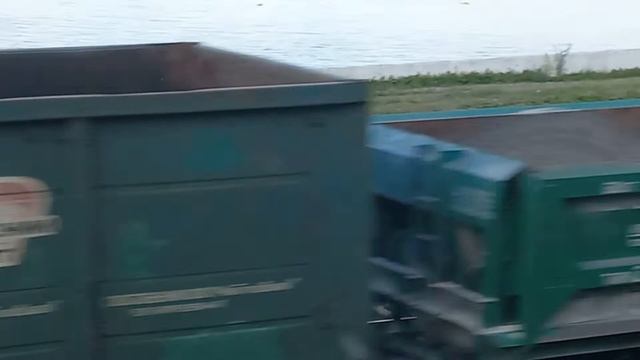 "Сибирский цемент" Электровоз 2ЭС5К с порожними полувагонами следует в бетонный завод в Ангарск смотреть онлайн