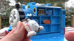 Большой поезд Томас и 9 поездов ☆  Яйца с паровозиками в снегу. Найдем их