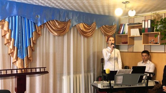 Закрыв глаза сложив ладони смотреть онлайн