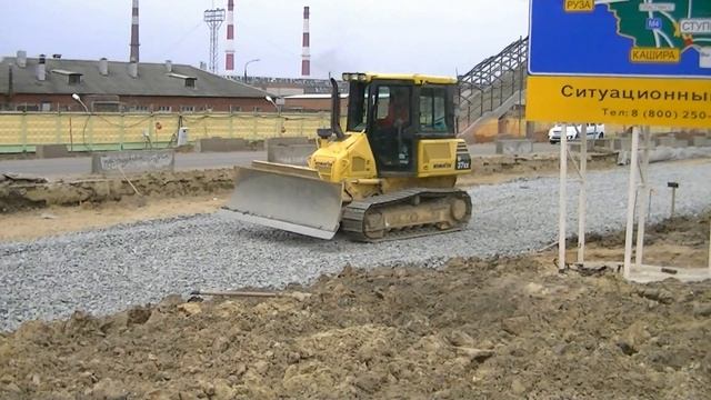 Komatsu D37EX-22 spreading gravel part 1 смотреть онлайн