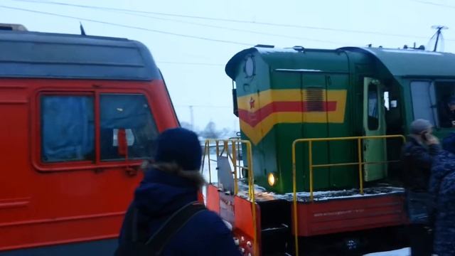 Электричку толкает маневровый смотреть онлайн