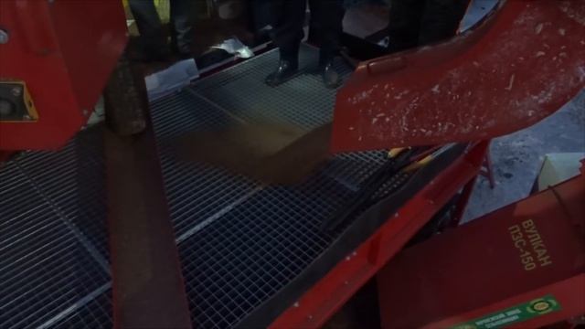 Разгрузка зерна из крытого вагона #4 смотреть онлайн