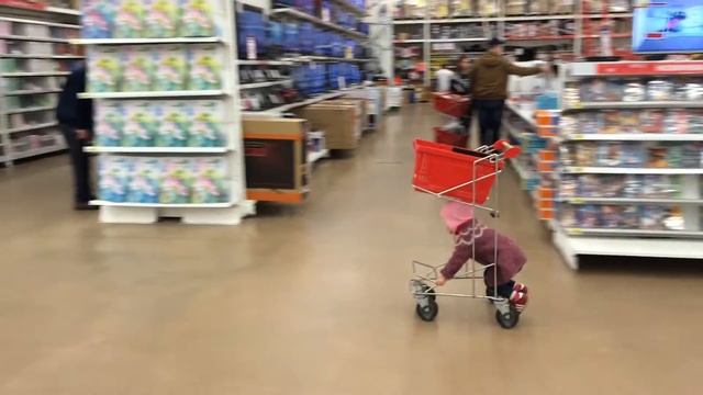 Тележки в Ашане теперь ездят сами. смотреть онлайн