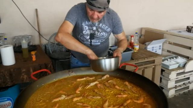 Как се прави паея (паеля) при Лъчо в Чеканчево, Част 2, How To Make Paella смотреть онлайн