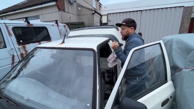 Barn Find VW Caddy pickup mk2 1998 missing trim replaced !! смотреть онлайн