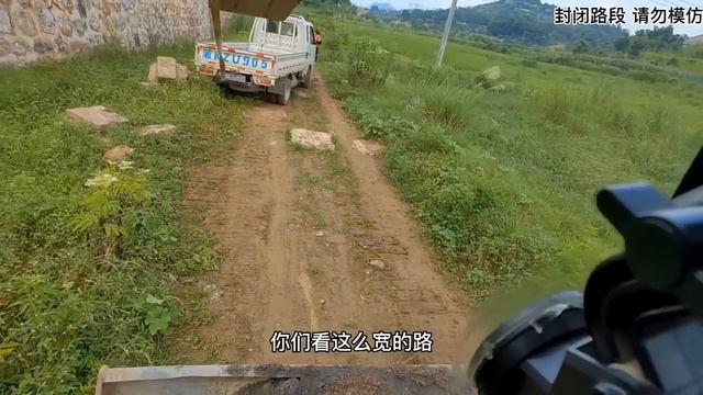 兄弟倆農村自建大別墅，都來找我挖地基，磨洋工，陳師傅是認真的【陳師傅開挖機】 смотреть онлайн