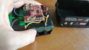 Разбираем аккумулятор портативной мини мойки купленной в магазине светофор.