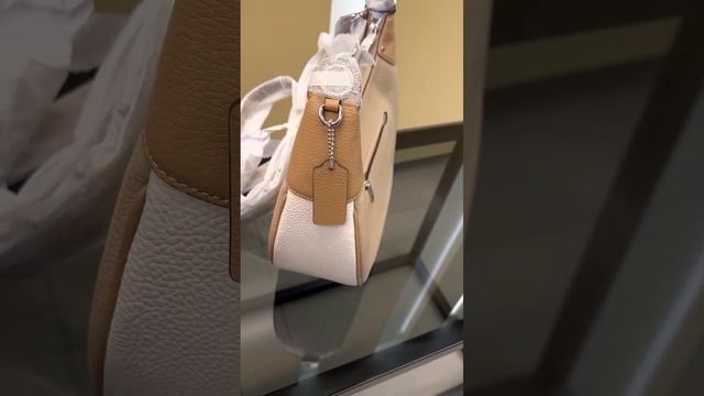 Распаковка сумки COACH Mara Hobo In Colorblock (silver/sandy beige multi) смотреть онлайн