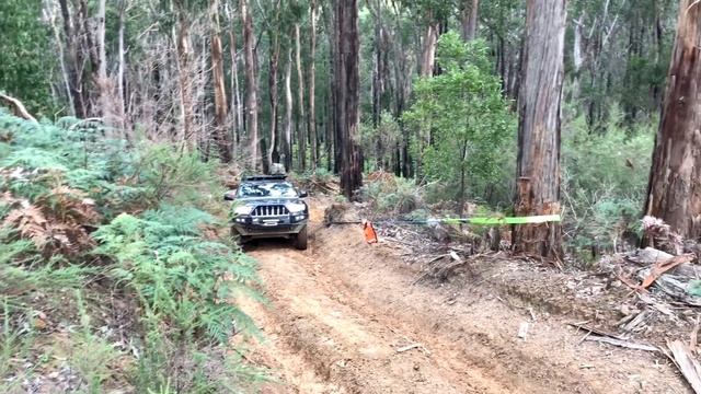 How to Winch your truck up a slippery track смотреть онлайн