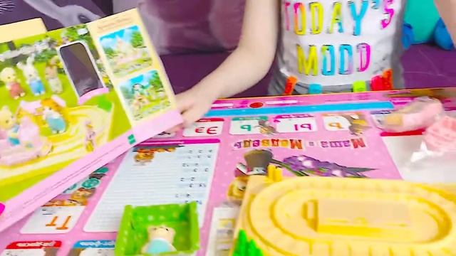 Видео распаковка набора Сильвания Фэмили Настя смотрит игрушку Sylvanian Families смотреть онлайн