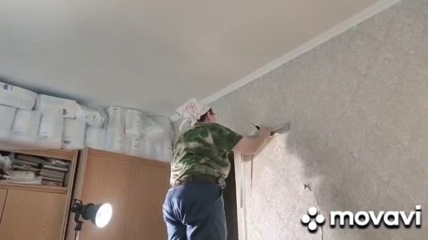 Как вклеить лоскут обоев