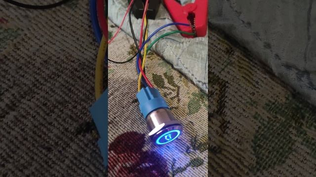 Подключение китайской кнопки типа Momentary (без фиксации ) с подсветкой , открытия багажника. 12 в смотреть онлайн