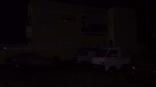 Sofirm Q8 Pro (5000K) & SP70 2nd gen (5000K) Flashlights Night test 03 (house test) смотреть онлайн