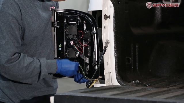 Spyder Auto How to Install: 2007-2013 Chevrolet Silverado LED Tail Light (ALT-YD-CS07V3-LBLED-BSM) смотреть онлайн