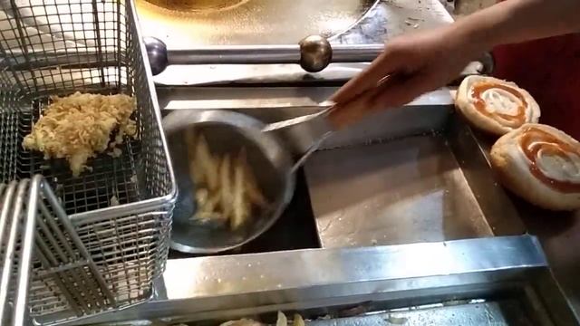 ZINGER BURGER RECIPE | STREET FOOD ZINGER BURGER | YUMMY AND SAUCY | KFC STYLE ZINGER BURGER | TAF. смотреть онлайн