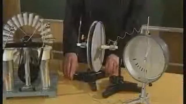 Електроємність плоского конденсатора смотреть онлайн