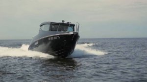 Катер Иволга Белый гоняет по Финскому заливу. Видео-обзор быстроходный круизный катер.