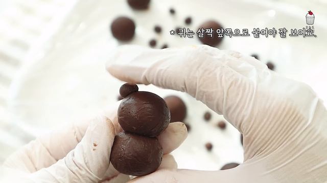 [발렌타인데이🎁] 다이소템으로 백화점 퀄리티의 고오급 곰돌이 파베 초콜릿 만드는 방법! (종이컵계량) смотреть онлайн