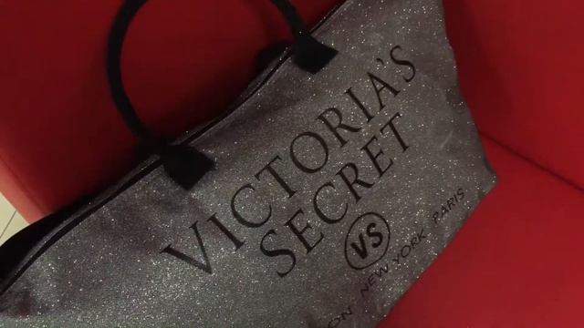 Victoria’s Secret серебряная сумка смотреть онлайн