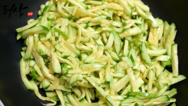 둥근호박채볶음 이방법으로하면 호박나물볶음 부서지지 않는 조선호박요리 만들기! смотреть онлайн