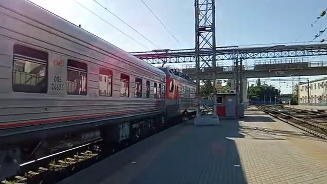 ЭП1М-684 с поездом № 479 Сухум — Санкт-Петербург отправляется из Ростова смотреть онлайн